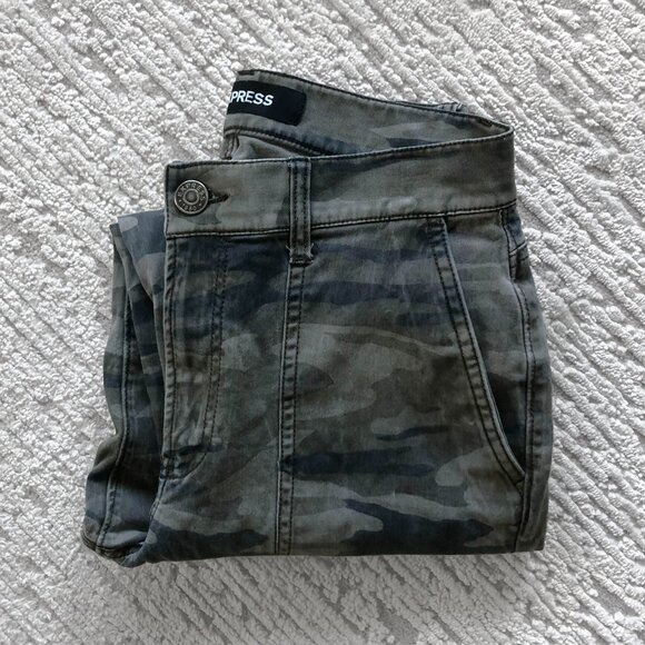 Express Stretch Cropped Straight High Rise Camo Pant - Picture 5 of 13